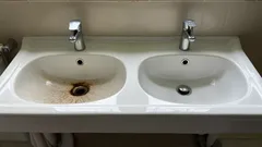Yllättävä niksi pitää kylpyhuoneen pinnat tahrattomina pidempään